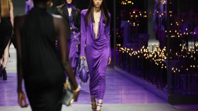 Черно, лилаво и ресни в колекцията на Versace за пролет/лято 2023
