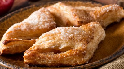 Малки сладкиши с ябълки и бутер тесто