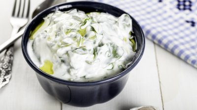 Дзадзики с пилешко месо