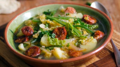 Супа от картофи, боб и наденица