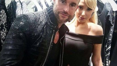 Филип Плейн позира с български звезди