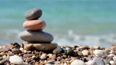 Притча за бедняка и горещия камък