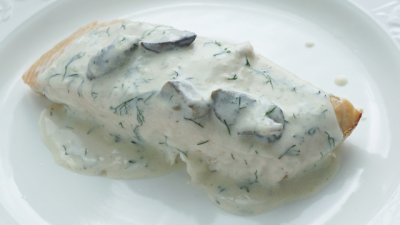 Печена риба със сос от гъби и сметана