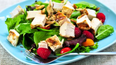 Лека салата с горски плодове, пилешко и спанак
