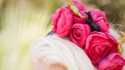 Красива диадема с флорална декорация