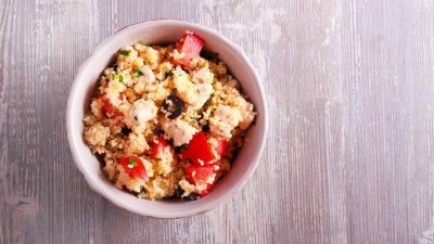 Салата с пиле, кускус и маслини