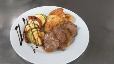 Телешко бонфиле с рататуй и картофен чипс