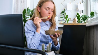 Защо е вредно да обядвате на бюрото си