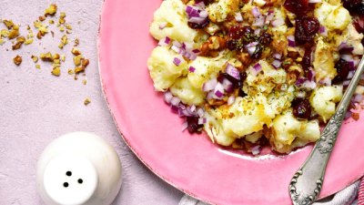 Салата с карфиол и кисели краставички