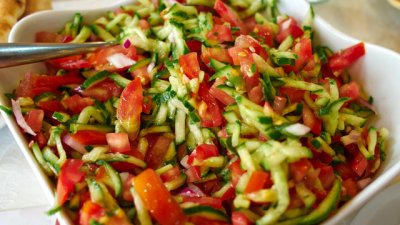 Израелска салата с домати и краставици 