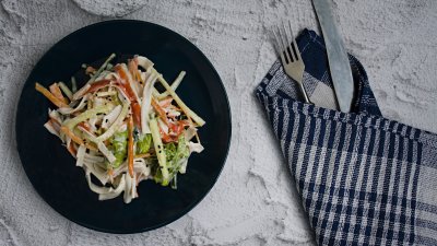 Салата с рулца от раци и дресинг
