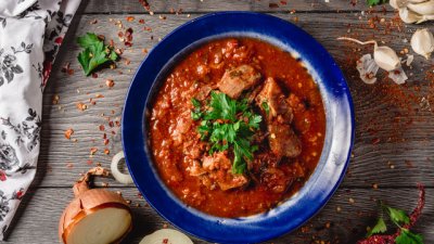 Свински медальони с червени чушки 