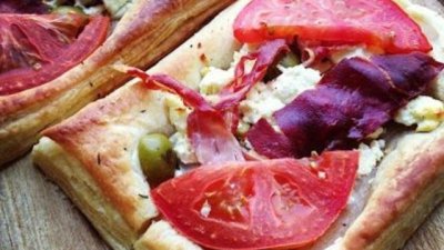 Тарти с бутер тесто, прошуто и сирене