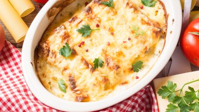 Макарони с бекон, аспержи и кашкавал