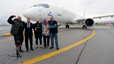 За първи път у нас: Двама силови атлети успяха поотделно да изтеглят новия Airbus A220 на „България Еър“