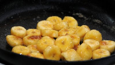 Банани с масло, канела и сладолед