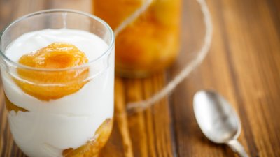 Пухкав крем с кисело мляко и праскови 