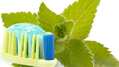 Естествени алтернативи на пастата за зъби