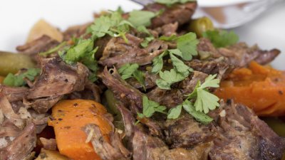 Телешко задушено с картофи, моркови и целина