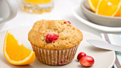 Мъфини с червени боровинки и портокал 