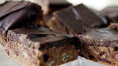 Шоколадови барчета с фъстъчено масло и фурми 