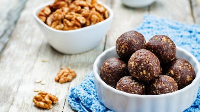 Енергийни бонбони с фурми, ядки и шоколад