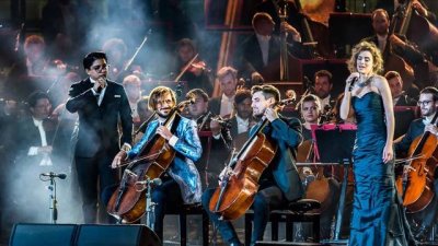 2CELLOS свириха в  памет на Лучано Павароти във  Верона