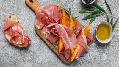 Разядка за специални гости – кростини с прошуто и пъпеш