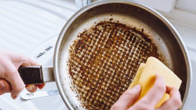 Много лесен трик за почистване на загорели съдове