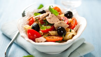 Салата с паста, риба тон и маслини