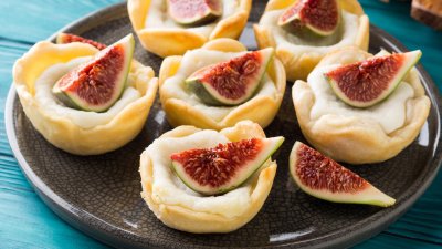 Кошнички със смокини и сирене бри