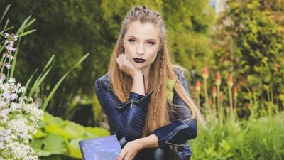 Българската авторка Канина Крисалис влезе в международна бестселър класация с романа си „Нектар“