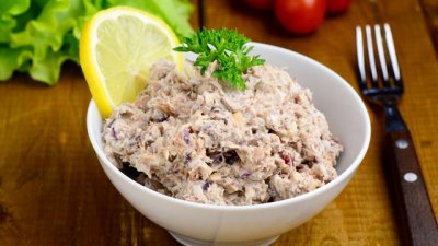 Салата с риба тон, авокадо и запечени ядки