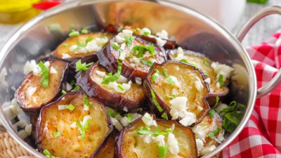 Патладжани с чесън на тиган