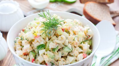 Салата с ориз и рулца от раци