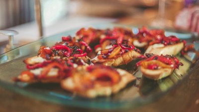 Печени брускети с чушки