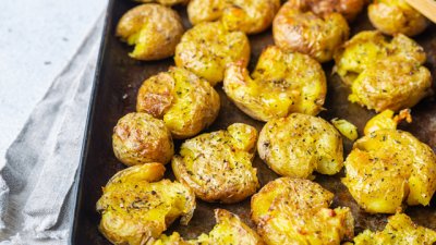 Намачкани картофи с масло и подправки