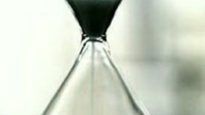 Пясъчен часовник в сиво