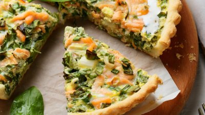 Киш със сьомга и лук