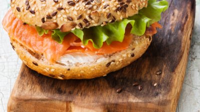 Сандвич със сьомга и бекон