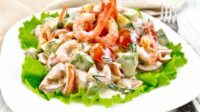 Салата със скариди, паста и авокадо 