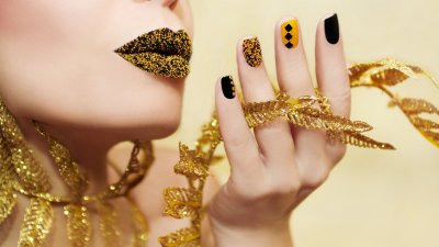 Ярък летен маникюр в златно (+Снимки)