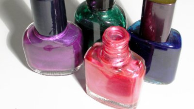 Оригинален маникюр с кристалчета сол