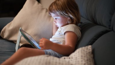 Знаци, че детето ви е пристрастено към таблет и телефон