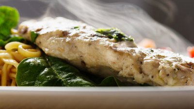 Печено пилешко с песто от спанак и босилек 