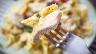 Паста с пилешко, пармезан и моцарела