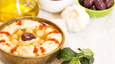 Домашен хумус с нахут и маслини 