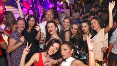 Били Зейн се забавлява в компанията на красавици в столичен клуб