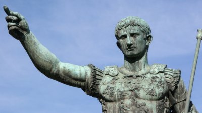 Знаете ли, че... Юлий Цезар е бил известен като голям плувец?