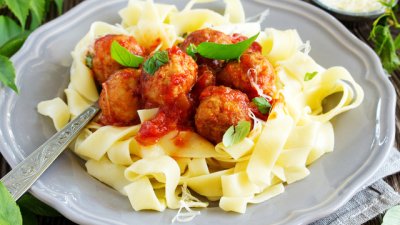 Талиатели с кюфтенца и доматен сос